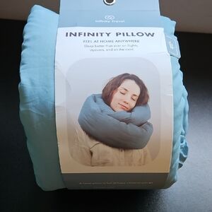 Huzi Infinity Pillow in Airy Blue